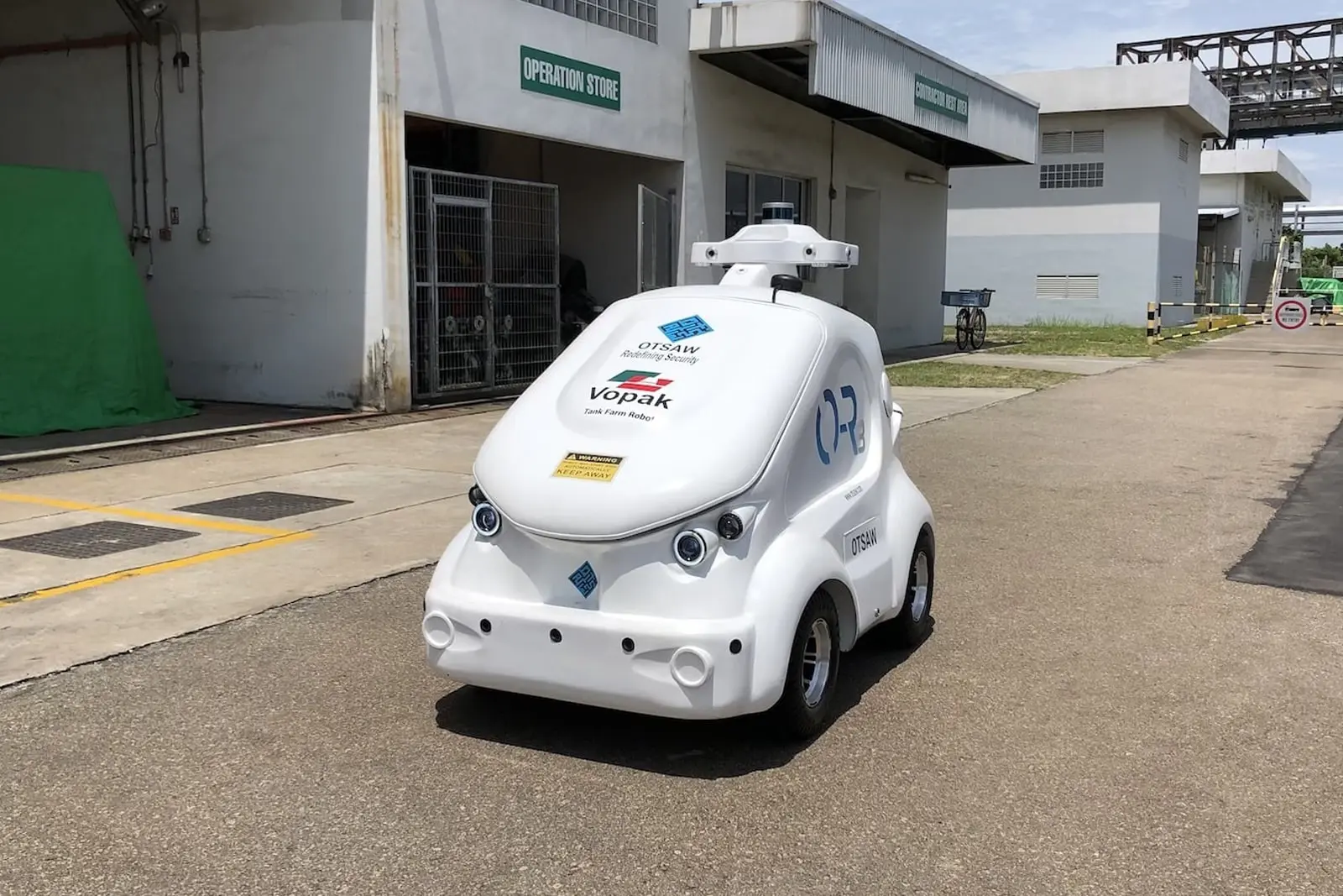 Robot autonome OTSAW O-R3 effectuant une ronde devant un bâtiment industriel