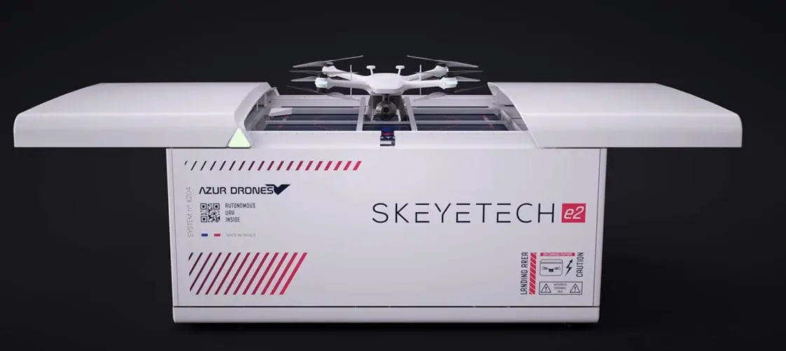 Drone autonome Skeyetech E2 posé sur sa station de protection et de recharge